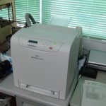 圧迫感を感じるサイズのA4カラー レーザー プリンタ
