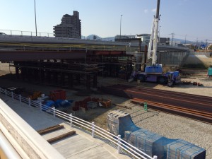 仮設の土台を構築中