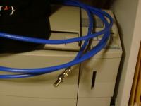 インターネット用の青いケーブル
